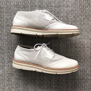 Cream Oxford style shoes